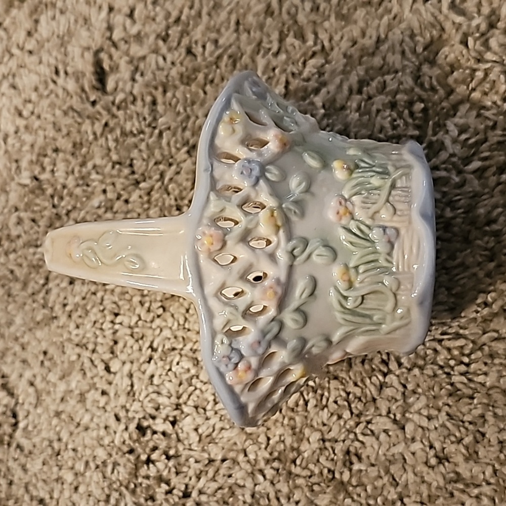 Vintage 1960's Victorian Porcelain Basket, Embossed flowers ceramic basket - Picture 3 of 5